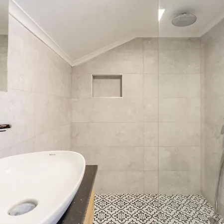 Emel Paradise מוגלה